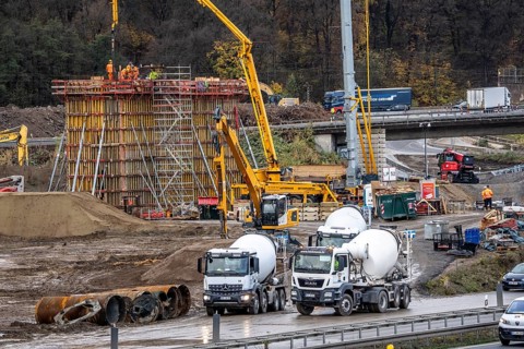Concreting of a new bridge pillar at the Duisburg-Kaiserberg motorway junction, complete conversion