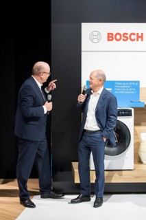 Olaf Scholz (Chancellor of the Federal Republic of Germany, SPD) is presented with a new washing