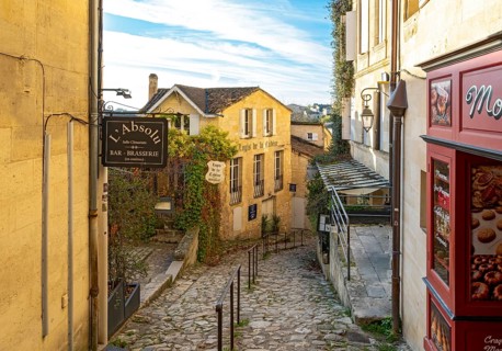 Narrow street in Saint-Emilion, France