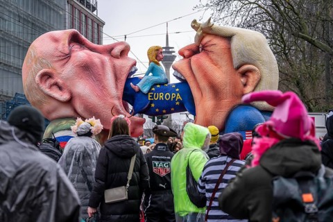 Rose Monday procession in Düsseldorf, theme car of wagon maker Jacques Tilly, Putin and Trump eat