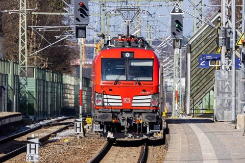 Memmingen railway station with Vectron Dual Mode Light locomotive, class BR 249 065. Memmingen,
