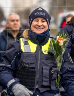 Rose Monday procession in Düsseldorf, emergency services, secure, accompany the move, policewoman