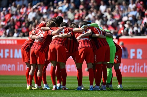 Team building, circle of the team in front of the start of the game 1. FC Heidenheim soccer
