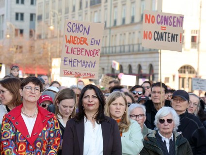 Politicians Saskia Esken and Derya Türk-Nachbaur (both SPD) in front of signs Schon wieder ein