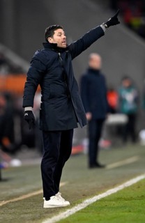 Coach Xabi Alonso Bayer 04 Leverkusen on the sidelines gesture gesture, behind coach Jess Thorup FC