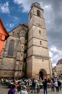 Late Gothic hall church of St George, tourists in the street café in front, Weinmarkt, Dinkelsbühl,