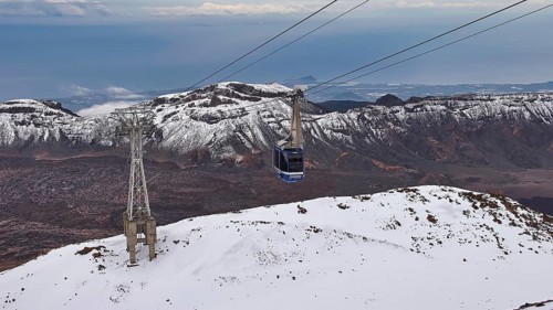 Cable car over snow-covered mountain panorama with wide views, Teide, Parque Nacional del Teide,