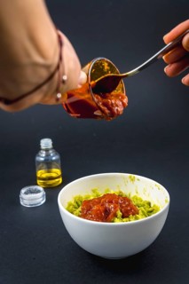 Then we add the tomato sauce and mix it well. Recipe to prepare a nice guacamole