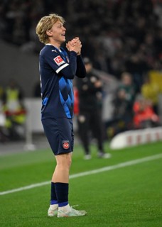 Frans Krätzig 1. FC Heidenheim 1846 FCH (13) after foul gesture gesture innocent lamb MHPArena, MHP