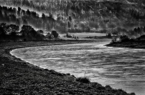 River Weser in winter, near Oberweser, Gewissenruh, Weser Uplands, Weserbergland, Hesse, Germany