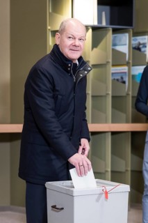 Olaf Scholz (Chancellor of the Federal Republic of Germany, SPD) throws his ballot paper into a