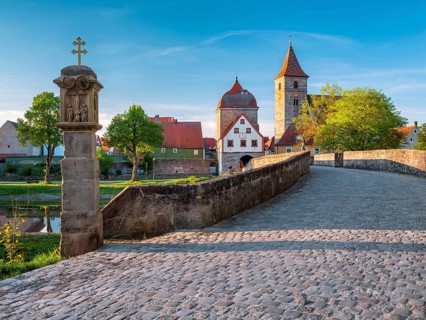 Ornbau im Altmühltal in the evening light, medieval stone bridge over the river Altmühl, Altmühl