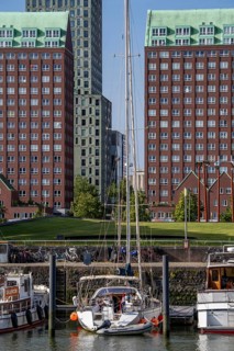 Warehouse-style houses, at the Spoorweghaven, in the Kop van Zuid-Entrepot neighbourhood, boats in