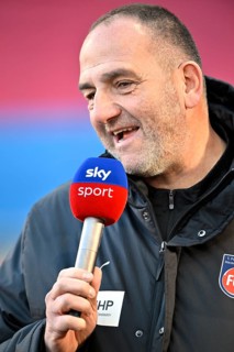 Coach Frank Schmidt 1. FC Heidenheim 1846 FCH in an interview Microphone Logo SKY Voith-Arena,