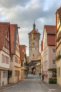 Klingengasse with town houses and Klingentor, Rothenburg ob der Tauber, Franconia, Bavaria, Germany