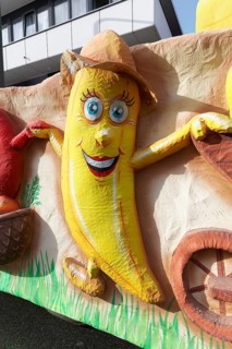 Banana, cardboard mache cartoon figure on a carnival float, Düsseldorf Rose Monday procession,