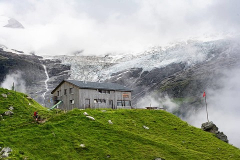 Berghaus Bäregg mountain hut, cloudy mountain landscape with Grindelwald-Fiescherfirn glacier,