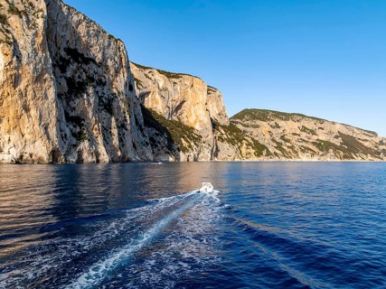 Motorboat rides on picturesque rocky coast ImmorgenLicht, cliffs, Golfo di Orosei, Baunei,