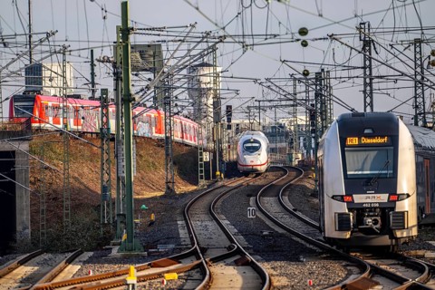 Trains on the line, platform tracks in front of Cologne-Messe/Deutz station, ICE long-distance