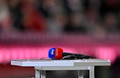 Microphone, microphone, SKY, logo, sitting on presentation table, soccer Bundesliga, Allianz Arena,