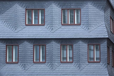 Haus Neues Paradies, grey house façade with six windows, slate wall, Hühnermarkt, Neue Altstadt,
