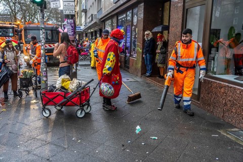 Sweep on Rose Monday in Düsseldorf, the municipal utilities clean up after the train, confetti,