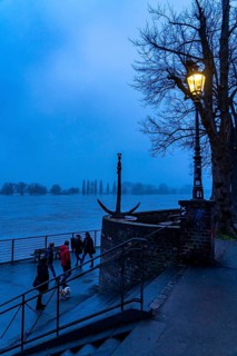 High water on the Rhine at Düsseldorf-Kaiserswerth, foggy weather, riverside paths and Rhine