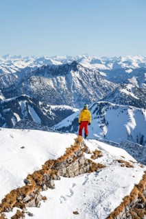 Ski tourers in front of snow-covered mountain peaks, mountain panorama, summit of Schafreuter,