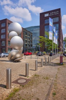 Sculpture Cultivator 4 by Thomas Schönauer made of glass-blasted stainless steel in front of the