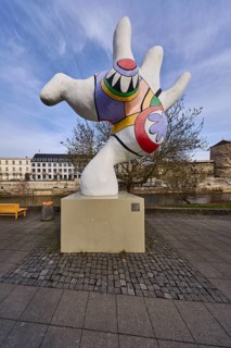Nana, sculptor Niki de Saint Phalle, polyester sculpture, bench, public rubbish bin, riverside