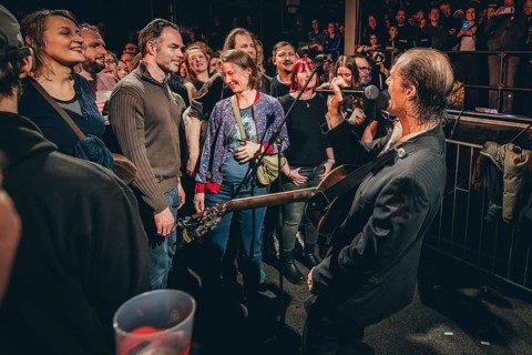 Singer Ben Hartmann from Billions live in the audience on 10 years of cocaine and raspberry ice