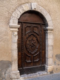 Sisteron. Ancient door in the streets of the old town. Alpes-de-Haute-Provence. Provence-Alpes-Côte
