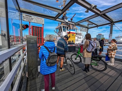 Hörnbrücke connects the west bank with the east bank district Gaarden, the pedestrian and bicycle