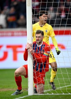 Patrick Mainka 1. FC Heidenheim 1846 FCH (06) behind goal net disappointed after missed chance,