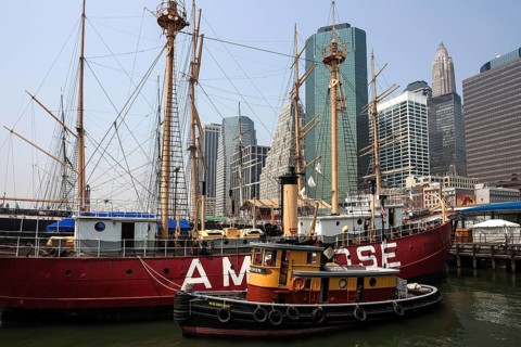 South Street Seaport, the skyline of Lower Manhattan behind, New York, USA