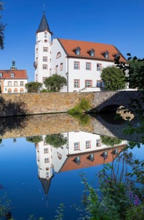 Kavaliershaus and Belgershain Castle with reflection in the moat, district of Leipzig, Saxony,