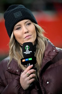 RTL reporter presenter Laura Papendick, portrait, in interview microphone microphone logo pensive