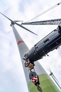 Erection of a wind turbine, wind energy plant, assembly of the third blade, with a crawler lattice