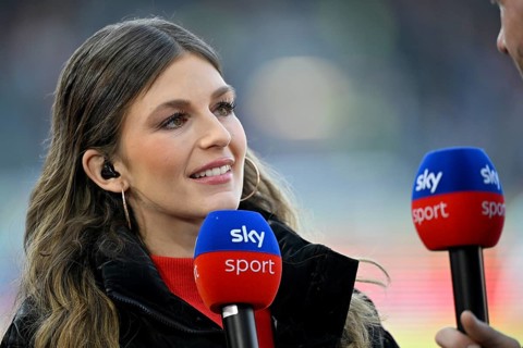 SKY presenter reporter Mara Mones in an interview microphone Mikro Logo iPortrait smiles soccer
