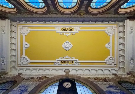 Porto Sao Bento railway station, entrance hall, view of the ceiling with the letters Minho and