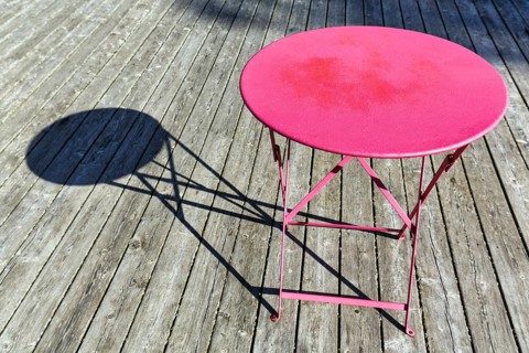 Classic round folding table, bistro table on a wooden terrace, pink, drop shadow, detail, Naturum