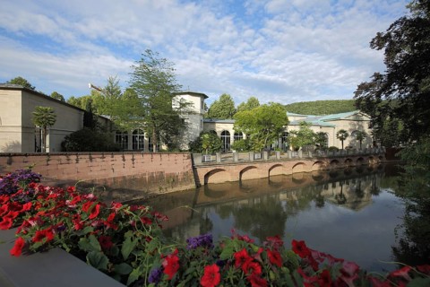 Neo-baroque Wandelhalle and Franconian Saale, shore, flower decoration, Bad Kissingen, Lower