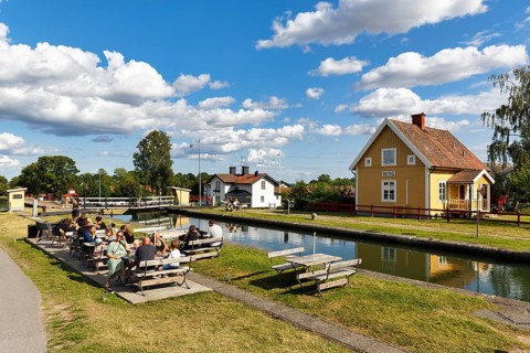 Many tourists in the tourist restaurant, Schleusentreppe bei Berg, Cumulus, Göta Canal,