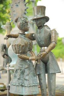 Sculpture Kurgast-Brunnen by Bonifatius Stirnberg 1980 with dancing couple with Biedermeier