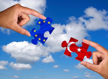 Puzzle pieces, Two hands each holding a puzzle piece, Europe, Turkey, War, Syria, Kurdistan, Studio