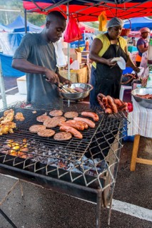 Lebensmittelverkäufer beim Internationalen Karneval auf den Seychellen, in Victoria, Mahe, Republik