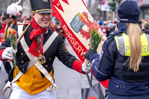 Rose Monday procession in Düsseldorf, emergency services accompany the move, in some cases heavy