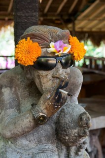 Smoking temple figure in a bistro, smoking, cigarette, Hinduism, parody, gag, persiflage,