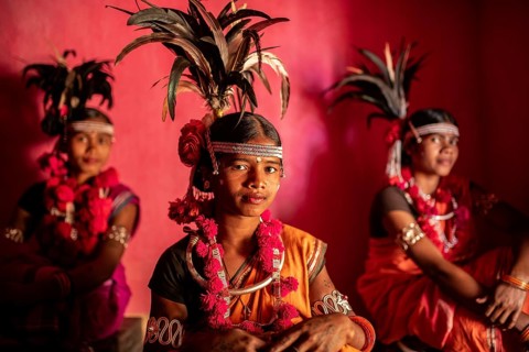 Portrait of traditionally dressed teenage girls from the Muria tribe (Bastar region, Chhattisgarh,