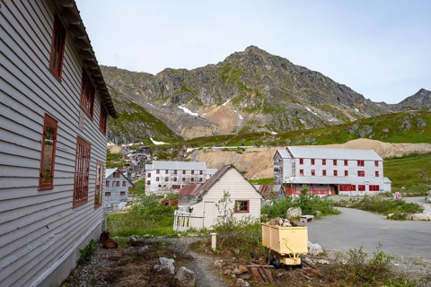Building of the former Gold Mine Independence Mine in mountainous landscape, Independence Mine